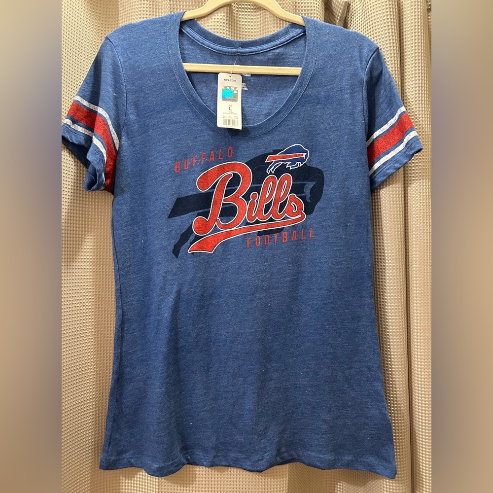 NWT. BUFFALO BILLS T-Shirt. L.
